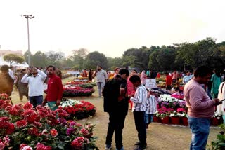 पुष्पोत्सव 2025 के दूसरे दिन उमड़ी दर्शकों की भारी भीड़