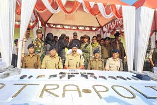 Police arrested four Naxalites including rewarded Naxalite Akraman Ganjhu in Chatra