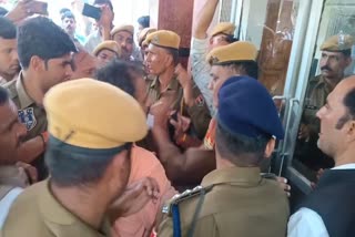सर्किट हाउस में हुई धक्का-मुक्की