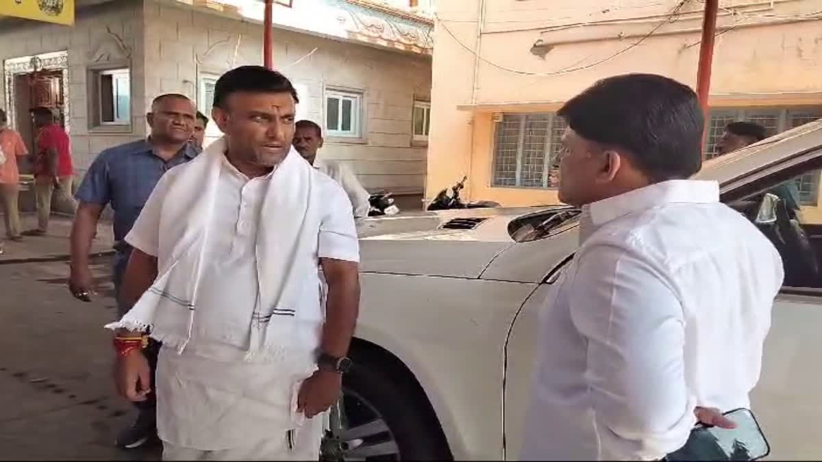 chikkaballapur-bjp-candidate-dr-k-sudhakar-came-to-mla-sr-vishwanath-house-but-he-was-sent-back