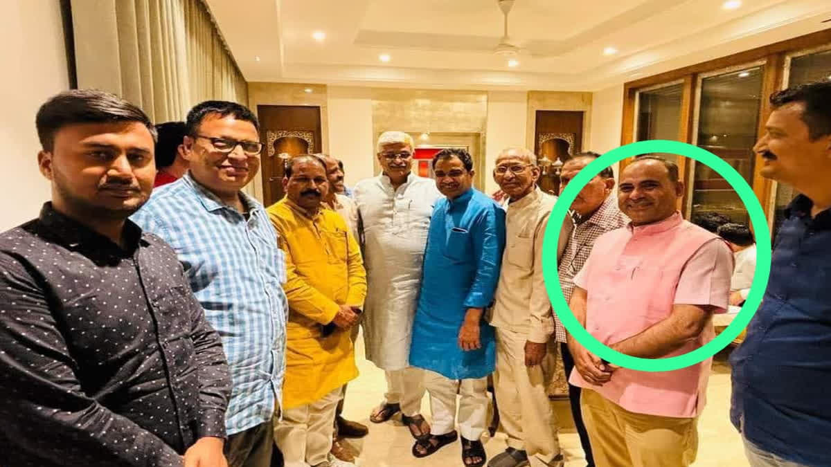 Picture going viral on social media, in which Dr. Sikarwar is seen with Union Minister Shekhawat.