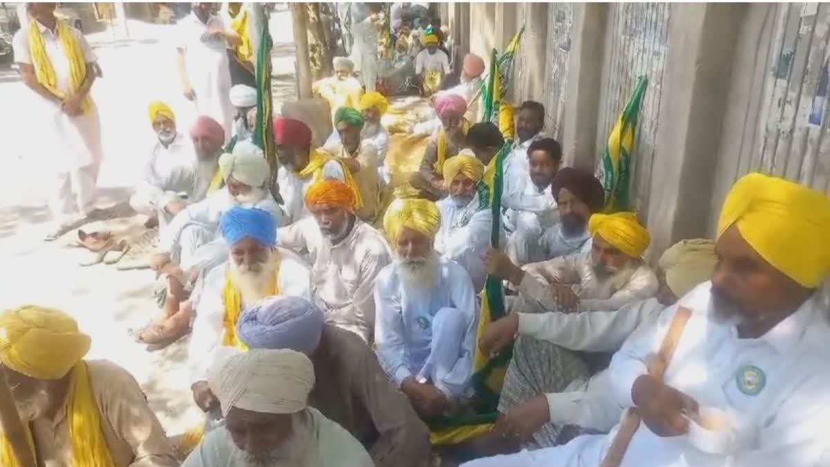 Farmers gave warning letter to Aam Aadmi Party MLAs in protest against