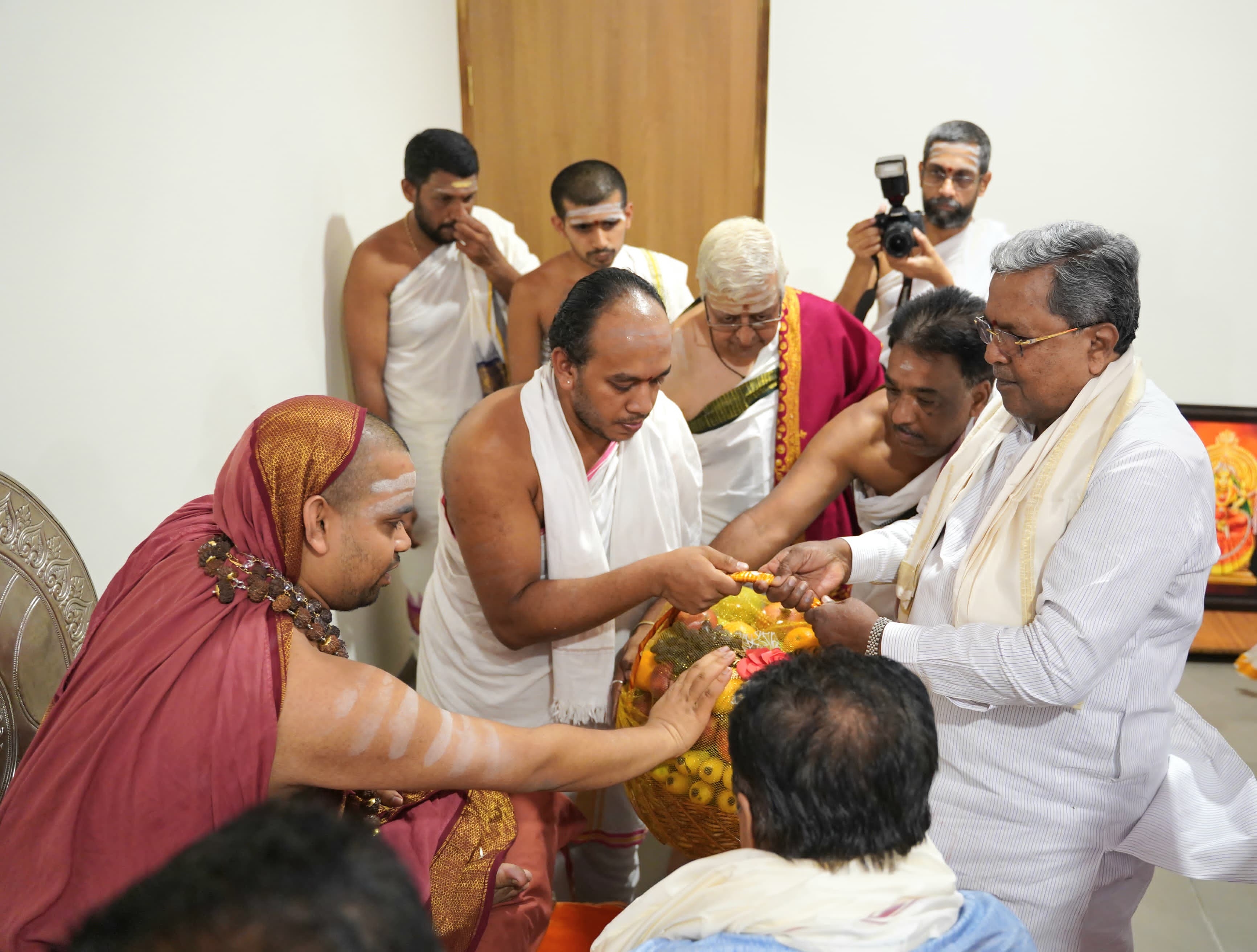 Chief Minister Siddaramaiah visited to Sankara Mutt