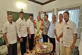 congress-candidate-venkatarame-gowda-meets-sm-krishna