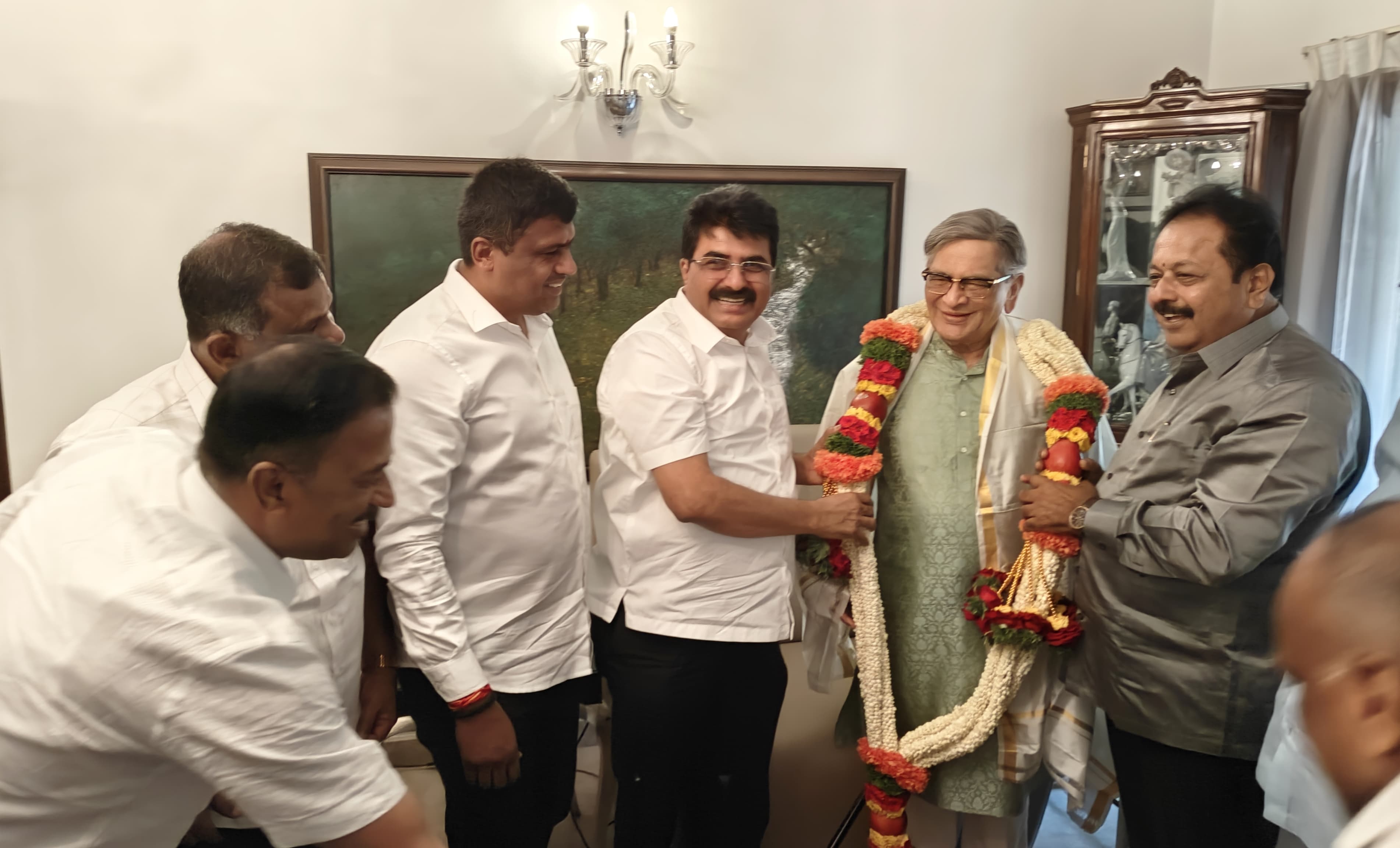 Congress candidate Venkatarame Gowda meets SM Krishna