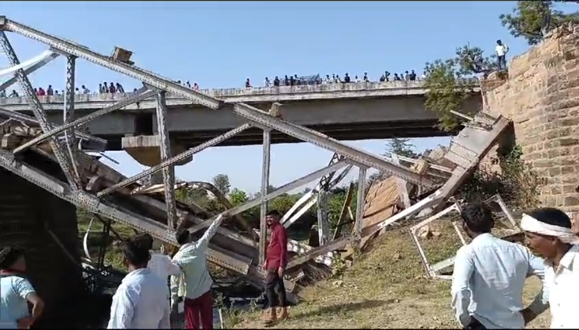 100 year old bridge collapsed