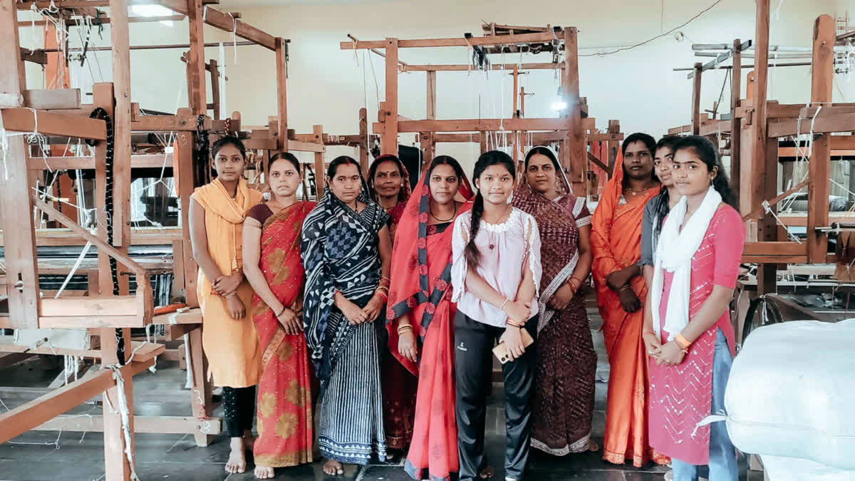ಛತ್ತೀಸಘಡ: ಕೆಲಸವಿಲ್ಲದ ಕೈಗಳಿಗೆ ಕೆಲಸ ನೀಡಿದ ಕೈಮಗ್ಗ; ಜೀವನಕ್ಕೆ ಆಧಾರವಾದ ನೇಯ್ಗೆ, ಇಲ್ಲಿದೆ ಮಹಿಳೆಯರ ಯಶೋಗಾಥೆ.. ¡¡ women's successful handloom work story