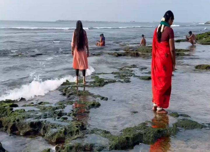 கடல் உள்வாங்கியுள்ளதை பார்வையிடம் பக்தர்கள்