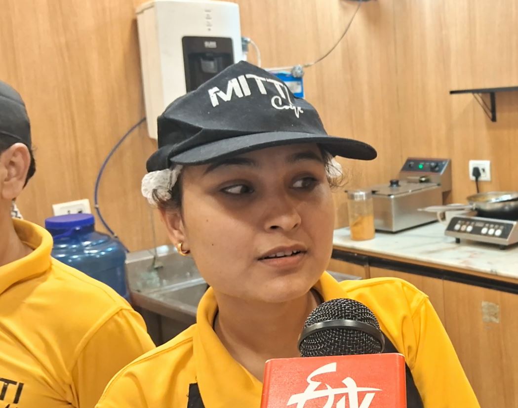 मिट्टी कैफे का सहयोग कर रही हंसराज कॉलेज के इनेक्टस टीम