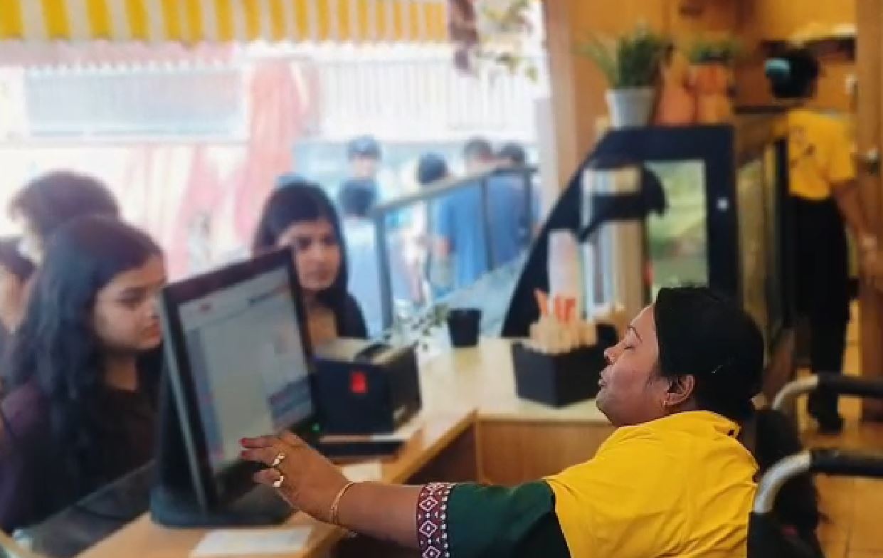 मिट्टी कैफे में काम करके दिव्यांग कर्मचारी काफी खुश