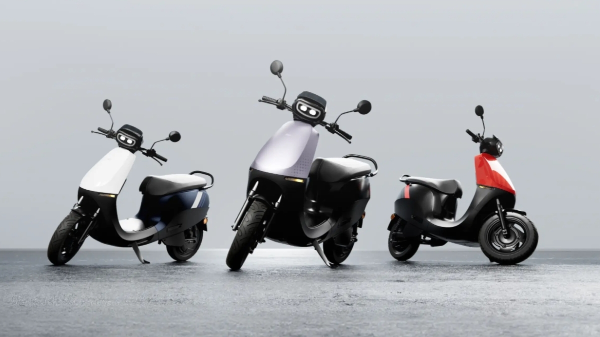 bajaj-chetak-closes-march-2025-as-bestselling-electric-scooter-ola-gets-first-position-in-fy2025