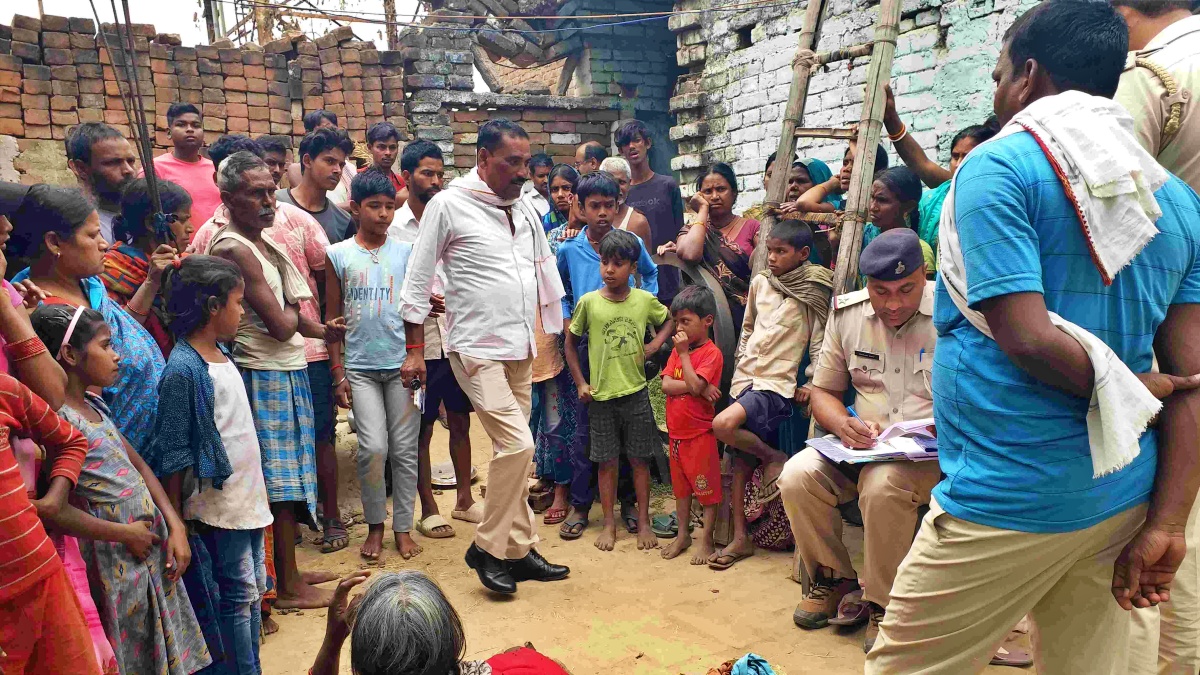 बच्चे की हत्या के बाद जुटी भीड़