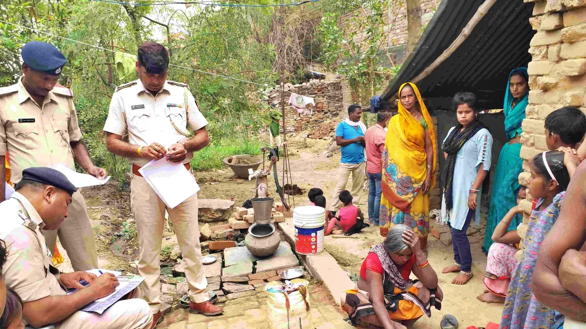 जांच पड़ताल करती पुलिस