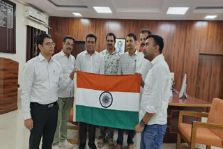Mountaineer Rakesh Vishnoi with DM