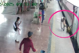 महिला को पकड़कर RPF जवान ने खींचा.