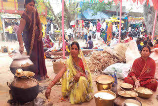 खरना का प्रसाद बनाती महिलाएं