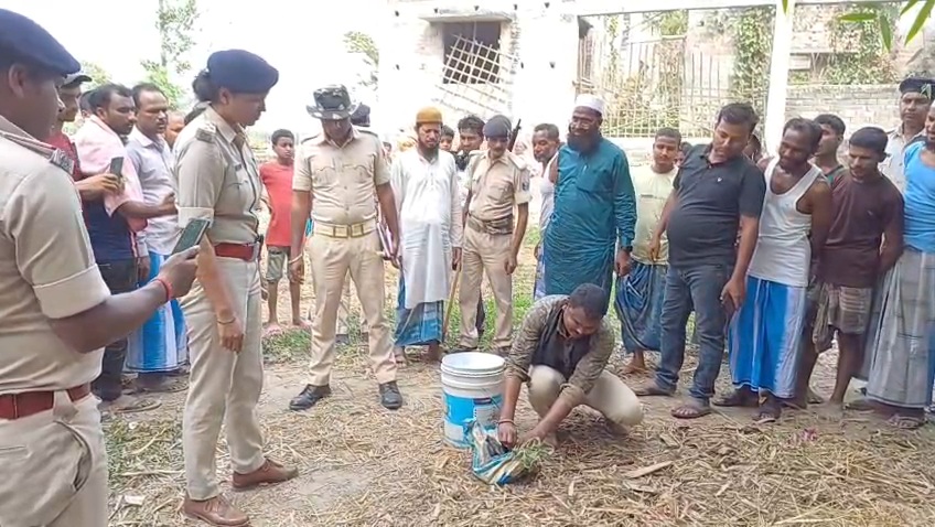 बरामद देसी बम की जांच करती पुलिस