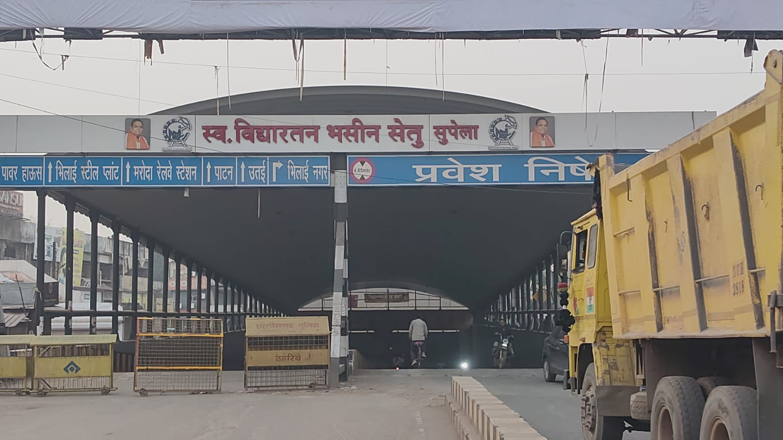Oil tanker overturned in Supela under bridge