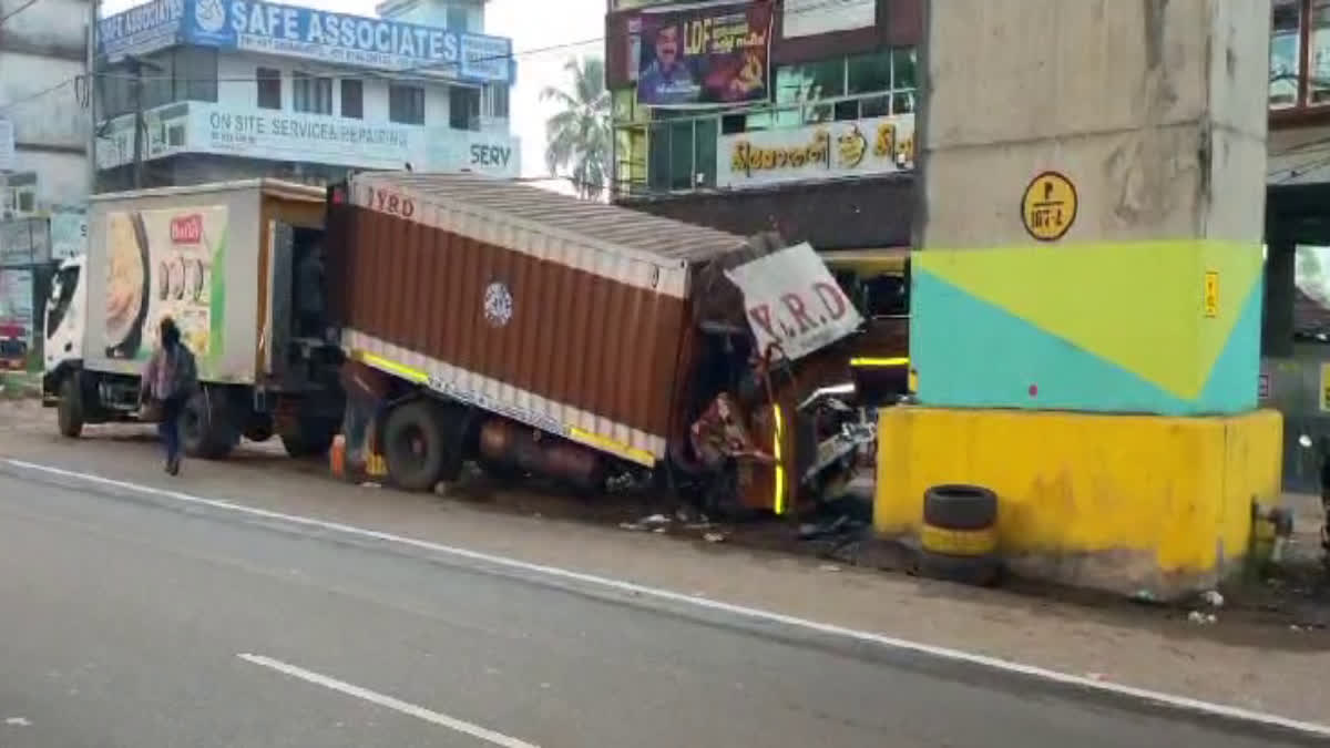 LORY ACCIDENT ALUVA  ALUVA MUTTOM ANDHRA LORY ACCIDENT  മുട്ടം ലോറി അപകടം  ആന്ധ്ര ലോറി അപകടം ആലുവ