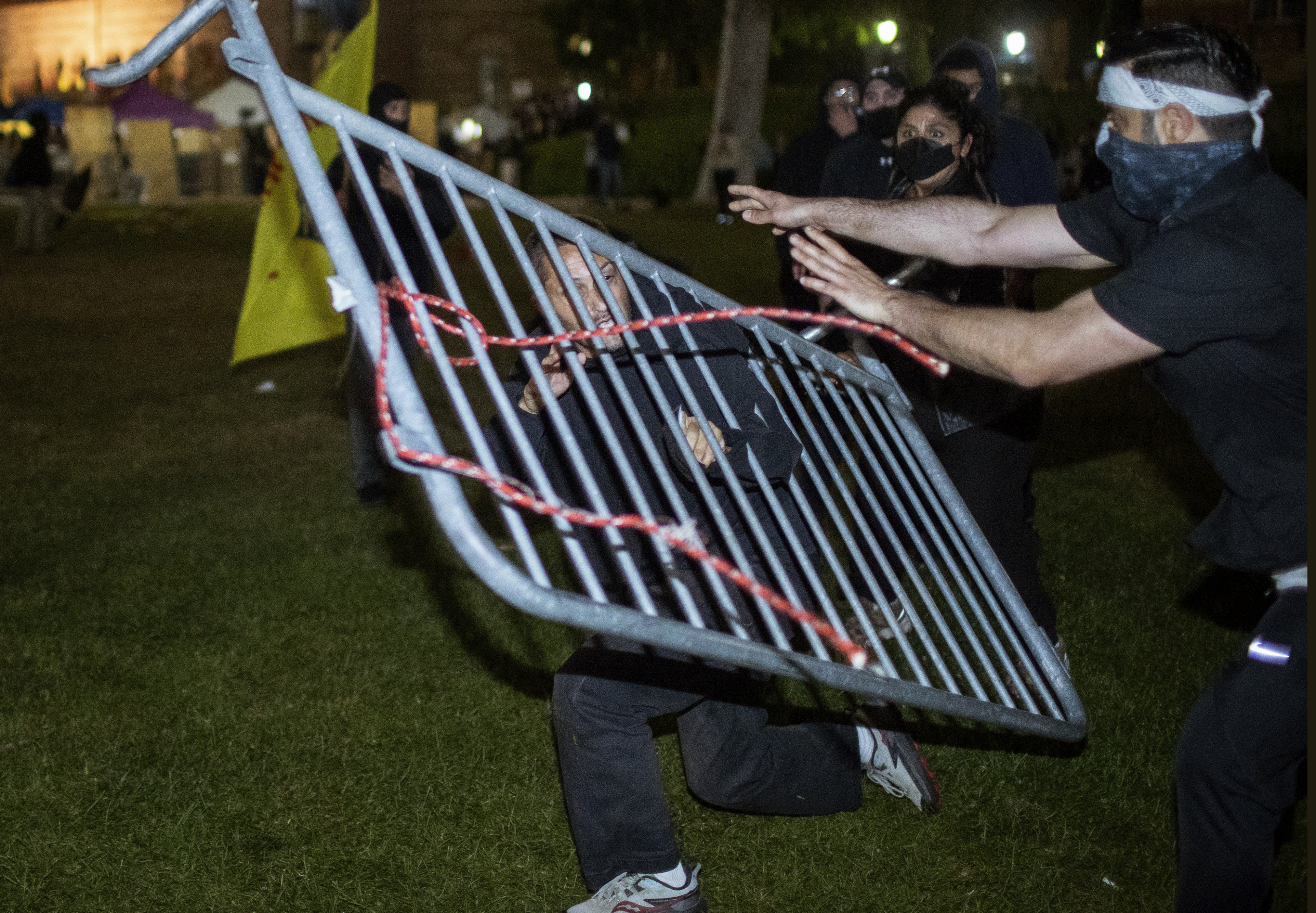 امریکہ: یو سی ایل اے میں فلسطین حامیوں اور مخالفین میں جھڑپ (Photo: AP)