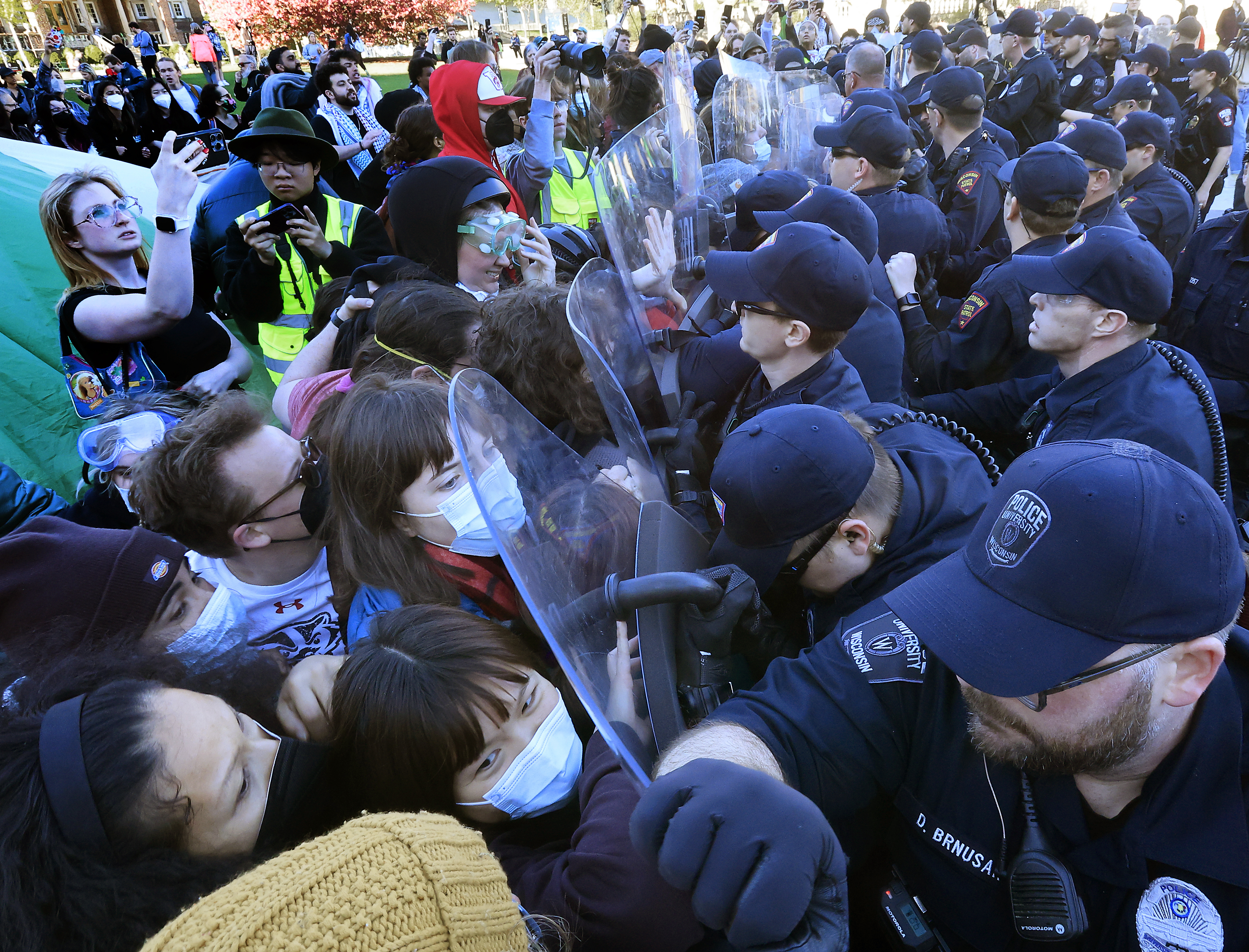 میڈیسن کی یونیورسٹی آف وسکونسن میں مظاہرین اور پولیس کے بیچ جھڑپ (Photo: AP)