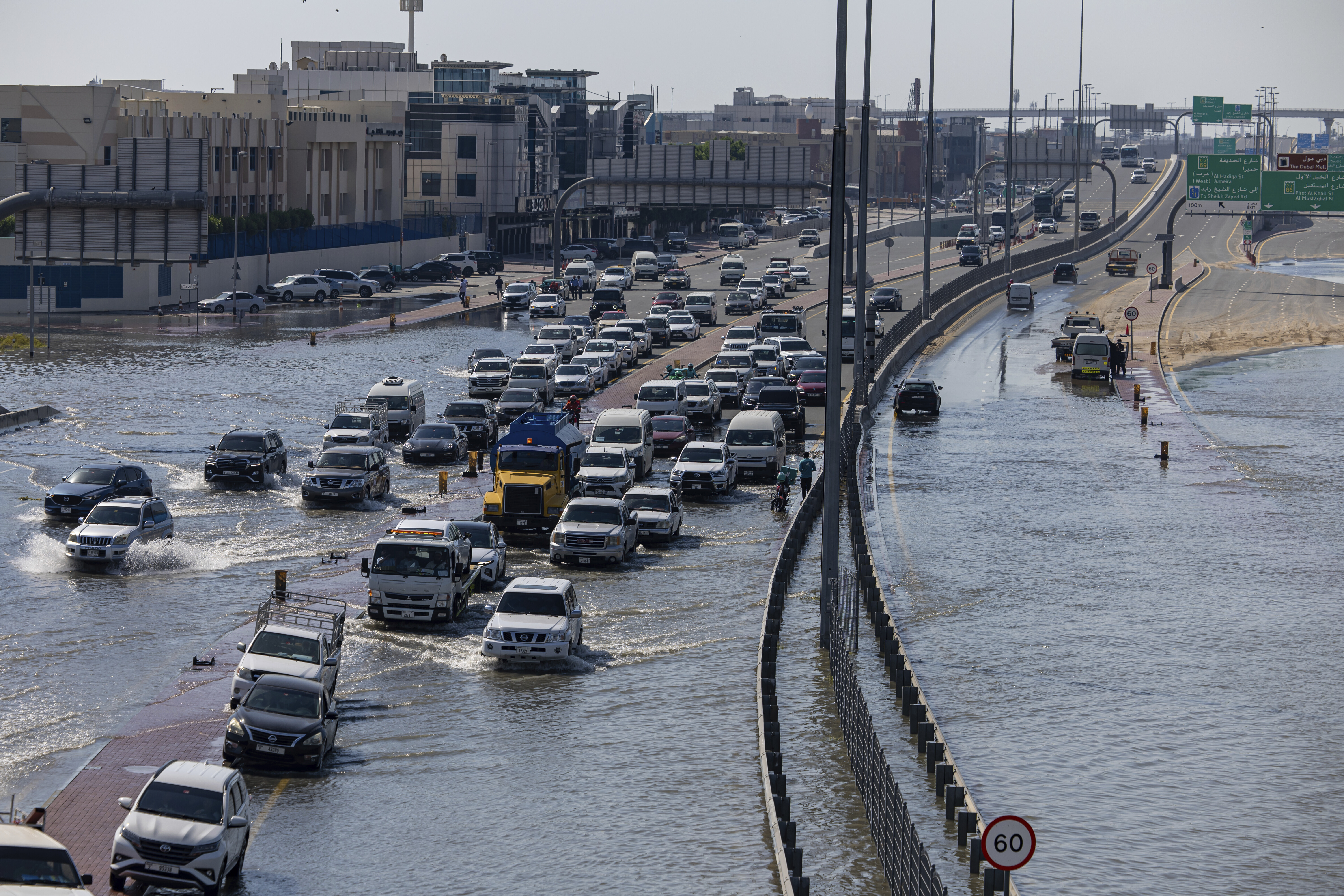 Orange alert issued in Dubai, panic among people due to rain again