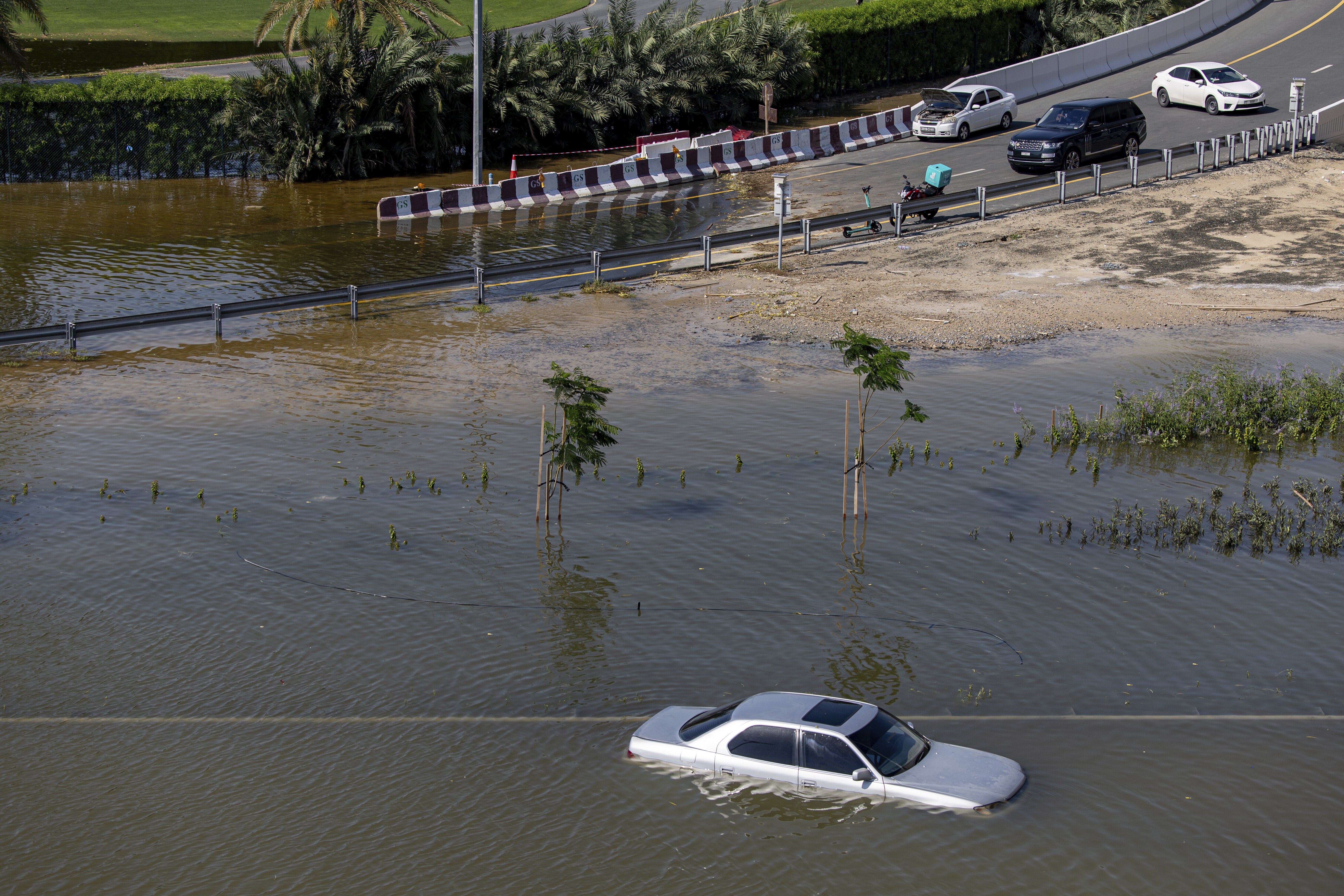 Orange alert issued in Dubai, panic among people due to rain again