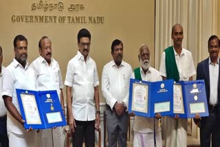 முதலமைச்சரிடம் நம்மாழ்வார் விருது பெற்ற 3 விவசாயிகள்