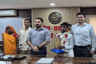 डीएम ने रामकेवल को सम्मानित किया.