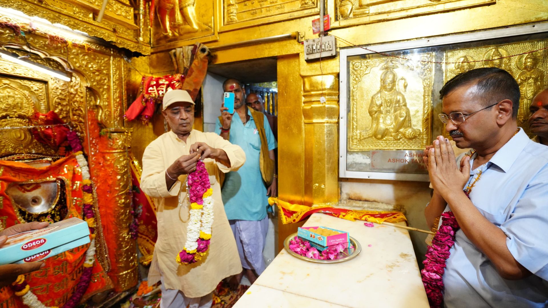 Delhi CM Kejriwal praying at Hanuman Temple before surrendering at Tihar Jail.