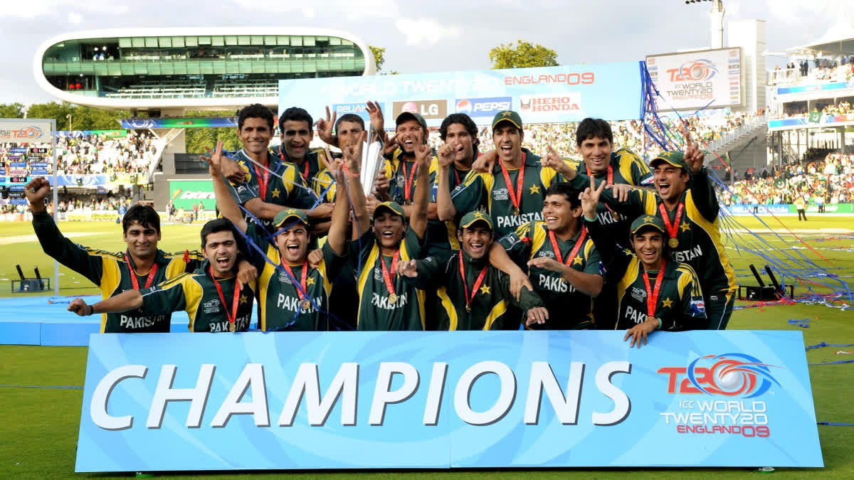 Pakistan Cricket poses with ICC T20 World Cup 2009 Trophy