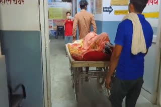 ठेलिया पर गर्भवती महिला को लादकर अस्पताल पहुंचे परिजन.