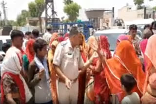 women jam state highway 2b in Makrana