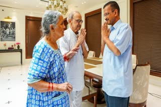 New Delhi: Delhi CM And AAP National Convener Arvind Kejriwal Seeks Blessings From His Parents