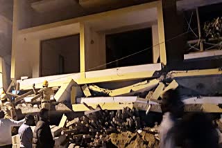 Apartment building collapses in Istanbul