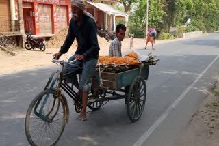 बेटी का शव रिक्शा ट्राली पर लेकर श्मसान घाट के लिए निकला पिता.
