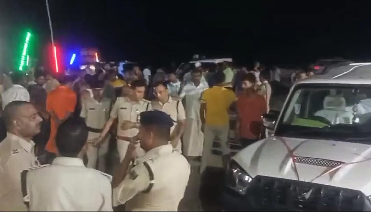 फायरिंग मामले की जांच करती पुलिस.