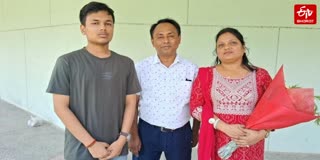 जेईई एडवांस्ड में सफल वंश अपने माता-पिता के साथ.