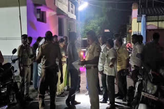 சம்பவ இடத்தில் போலீசார் விசாரணை மேற்கொண்ட காட்சி