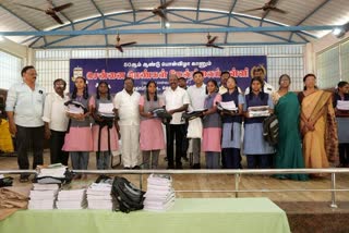 சைதாப்பேட்டை  சென்னை பெண்கள் மற்றும் ஆண்கள் மேல்நிலைப்பள்ளியில், மாணவர்களுக்கு புதிய பாடநூல்கள் உள்ளிட்டவற்றை வழங்கினார் அமைச்சர் மா. சுப்பிரமணியன்
