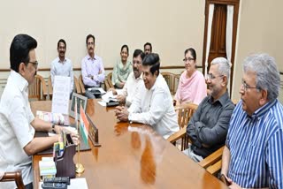 உயர்நிலைக் குழுவின் தலைவர் ஓய்வு பெற்ற உச்சநீதிமன்ற நீதிபதி குரியன் ஜோசப், உறுப்பினர்கள் அசோக் வர்தன் ஷெட்டி, மு.நாகநாதன் உள்ளிட்ட முதலமைச்சர் மு.க.ஸ்டாலினை சந்தித்தனர்