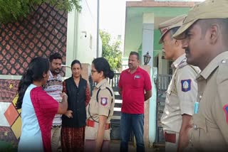 கொலை நடந்த இடத்தில் போலீசார் விசாரணை
