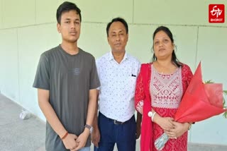 जेईई एडवांस्ड में सफल वंश अपने माता-पिता के साथ.
