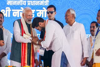 पीएम मोदी से मिलते चिराग पासवान, साथ में सीएम नीतीश कुमार, फाइल फोटो
