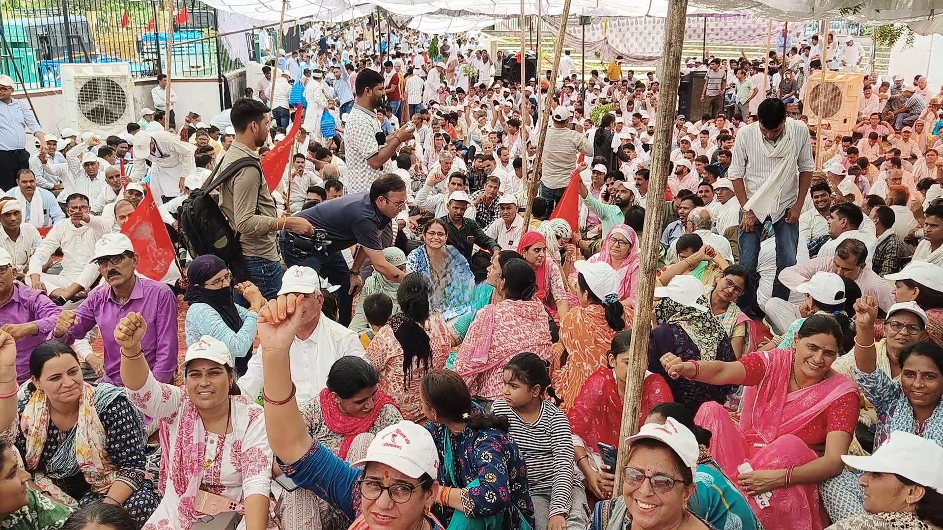 Teachers gathered at the martyr's memorial in Jaipur