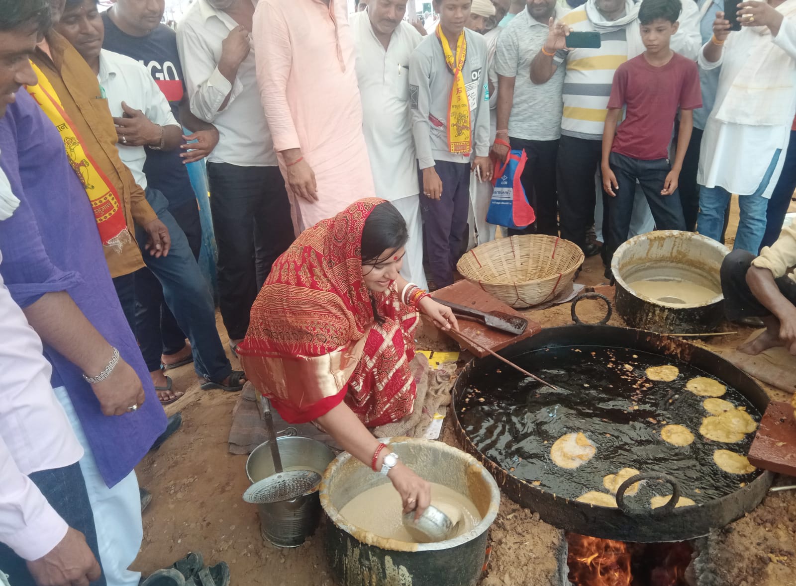 विशाल भंडारे में जयपुर ग्रेटर मेयर डॉक्टर सौम्या गुर्जर पुए बनाती हुई