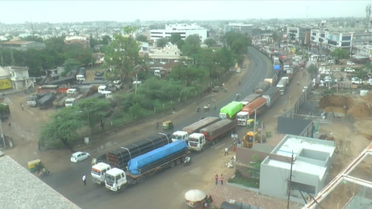 Palanpur Highway: અમદાવાદથી આબુને જોડતા હાઈવે પર ટ્રક પલટી,  10 કિમી સુધી વાહનોના ખડકલા