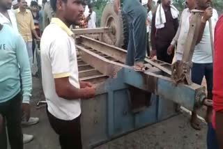 Tractor trolley overturned in datia