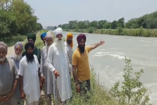 Crack in Bhakra Canal, Villagers worried by the continuously increasing water flow, protested against the administration.
