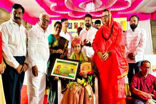 Minister Lakshmi Hebbalkar received the honor